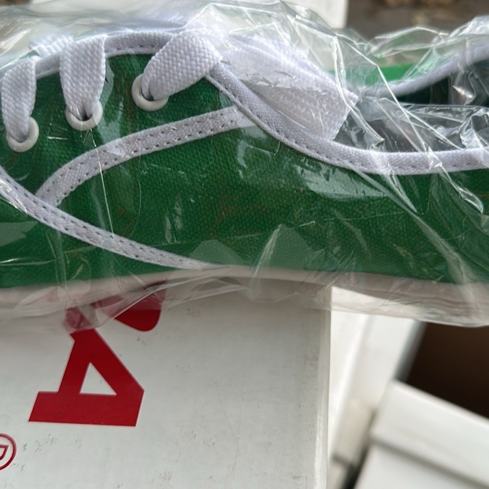 NIB Green adult Canvas Lace-Up Sneakers with shell Toes size 6 - Picture 2 of 2